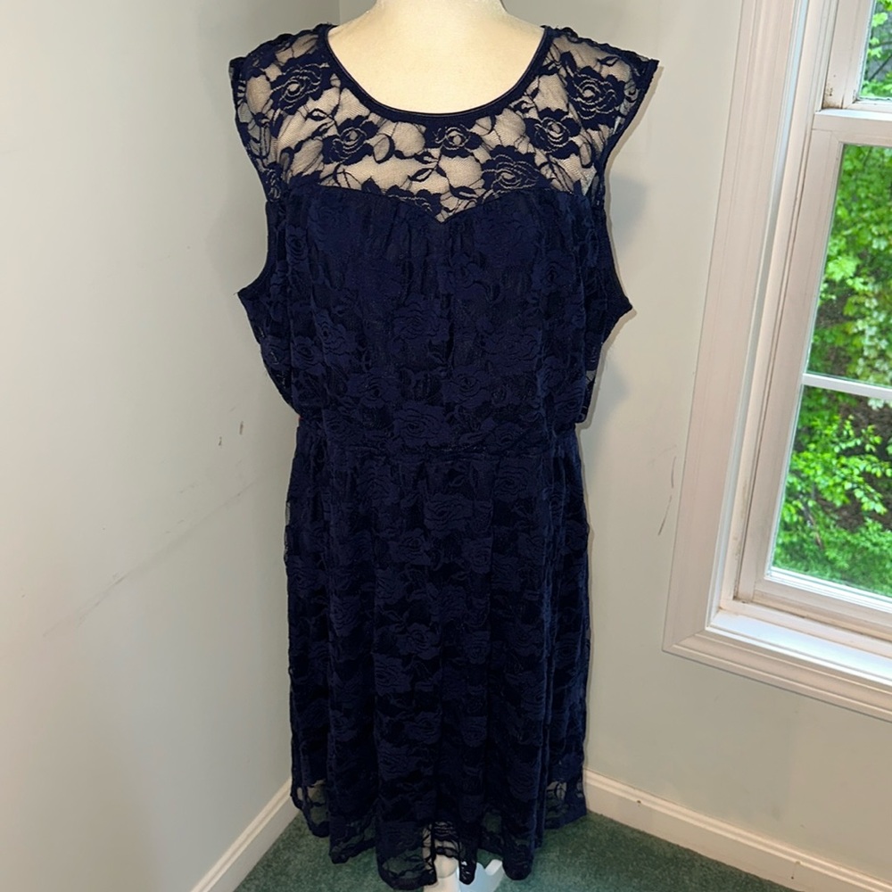 Navy lace sleeveless dress, size 2x. Sweatheart lace neckline.